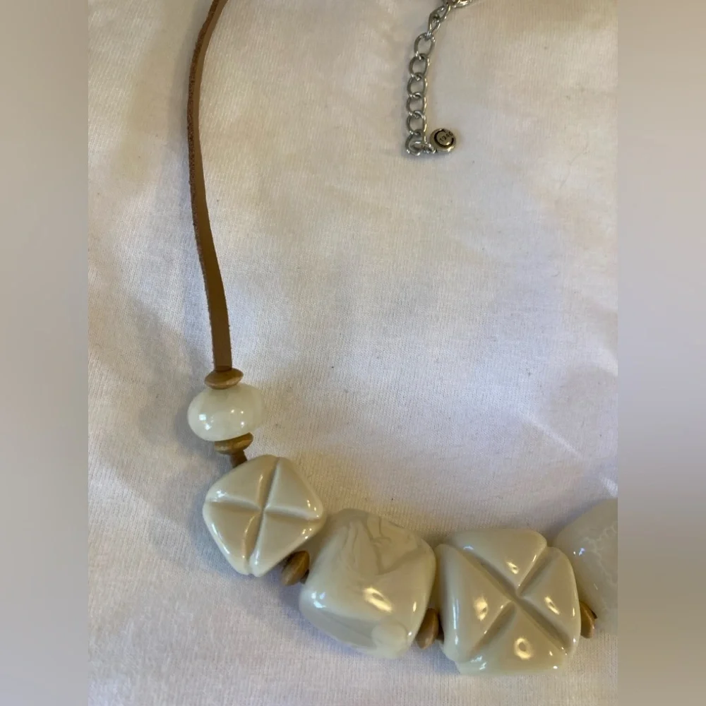 Carved Lucite Vintage Necklace Leather Cord Brown - Picture 4 of 7